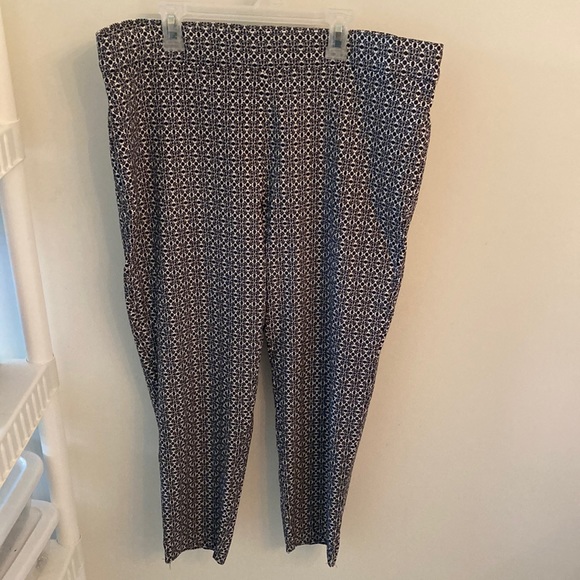 STRIPED ELASTIC BAND WAIST SHORTS: BLACK